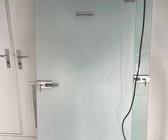 Porte intérieure en verre dépoli avec quincaillerie inox